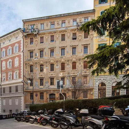 The Triangle Square X4 Apartman